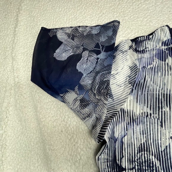 NWT Women’s Cj Banks 3/4 sleeve,  Blue/Black/Gray Floral, 1X Top - Picture 4 of 15